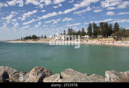 Ampia vista angolare della spiaggia di Cottesloe Foto Stock