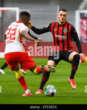 Lipsia. 15 marzo 2021. Filip Kossic (R) di Francoforte vies con Nordi Mukiele di Lipsia durante una partita di calcio tedesca della Bundesliga tra Eintracht Francoforte e RB Lipsia a Lipsia, Germania, il 14 marzo 2021. Credit: Xinhua/Alamy Live News Foto Stock