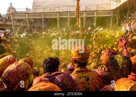 persone che giocano con i colori sul festival holi al villaggio di barsana in uttar pradesh, con focus selettivo sul soggetto e aggiunto rumore e grani. Foto Stock