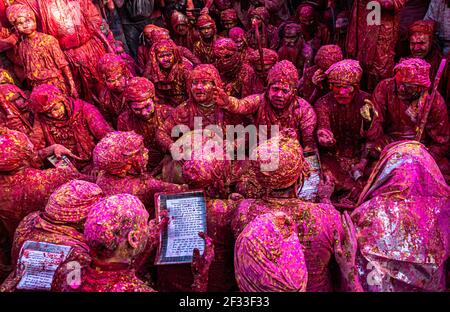 la gente del villaggio di barsana in uttar pradesh facendo i loro rituali su holi festuival , con fuoco selettivo sul soggetto e aggiunto rumore e grani. Foto Stock