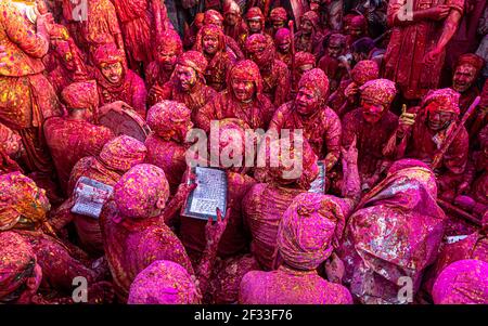 la gente del villaggio di barsana in uttar pradesh facendo i loro rituali su holi festuival , con fuoco selettivo sul soggetto e aggiunto rumore e grani. Foto Stock