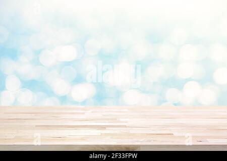 Tavolo in legno su lucido sfondo astratto bokeh bianco - può essere utilizzato per la visualizzazione o il montaggio dei prodotti Foto Stock