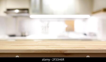 Bancone in legno (o isola da cucina) su sfocatura panoramica cucina sfondo interno - può essere utilizzato per la visualizzazione di alimenti o montaggio dei prodotti Foto Stock