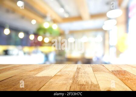 Tavolo in legno sullo sfondo interno del caffè Blur - CAN sia usato per montage gli alimenti o i prodotti Foto Stock