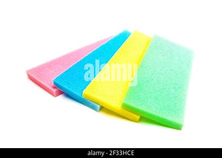Spugne sintetiche rettangolari colorate per la pulizia, su sfondo bianco Foto Stock