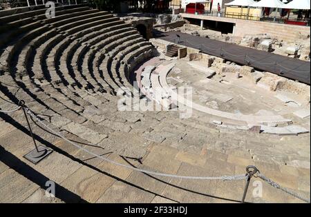 Antico teatro romano vicino al castello di Malaga Alcazaba sulla montagna di Gibralfaro, Andalusia, Spagna. Il luogo è dichiarato Patrimonio dell'Umanità dall'UNESCO Foto Stock