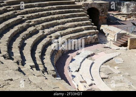 Antico teatro romano vicino al castello di Malaga Alcazaba sulla montagna di Gibralfaro, Andalusia, Spagna. Il luogo è dichiarato Patrimonio dell'Umanità dall'UNESCO Foto Stock