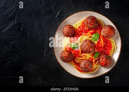 Polpette con pasta, sparate dall'alto su uno sfondo scuro Foto Stock