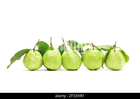 Frutta fresca di Guava su sfondo bianco Foto Stock