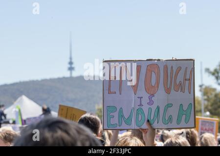 (210315) -- CANBERRA, 15 marzo 2021 (Xinhua) -- Foto scattata il 15 marzo 2021 mostra marce e proteste di fronte al Parlamento di Canberra, Australia. Migliaia di australiani si sono riuniti in tutto il paese lunedì per protestare contro la misoginia nel parlamento federale. I manifestanti hanno partecipato a più di 40 raduni, chiedendo di porre fine a 'esismo, misoginia, pericolose culture sul posto di lavoro e mancanza di uguaglianza' nella politica e nella comunità in generale nell'ambito della March4Justice. Il movimento, che gli organizzatori hanno descritto come 'la più grande rivolta di donne che l'Australia ha visto,' era est Foto Stock