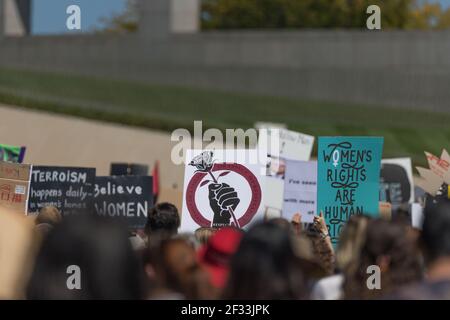 (210315) -- CANBERRA, 15 marzo 2021 (Xinhua) -- Foto scattata il 15 marzo 2021 mostra marce e proteste di fronte al Parlamento di Canberra, Australia. Migliaia di australiani si sono riuniti in tutto il paese lunedì per protestare contro la misoginia nel parlamento federale. I manifestanti hanno partecipato a più di 40 raduni, chiedendo di porre fine a 'esismo, misoginia, pericolose culture sul posto di lavoro e mancanza di uguaglianza' nella politica e nella comunità in generale nell'ambito della March4Justice. Il movimento, che gli organizzatori hanno descritto come 'la più grande rivolta di donne che l'Australia ha visto,' era est Foto Stock