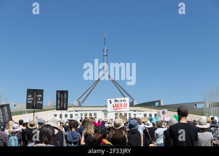 (210315) -- CANBERRA, 15 marzo 2021 (Xinhua) -- Foto scattata il 15 marzo 2021 mostra marce e proteste di fronte al Parlamento di Canberra, Australia. Migliaia di australiani si sono riuniti in tutto il paese lunedì per protestare contro la misoginia nel parlamento federale. I manifestanti hanno partecipato a più di 40 raduni, chiedendo di porre fine a 'esismo, misoginia, pericolose culture sul posto di lavoro e mancanza di uguaglianza' nella politica e nella comunità in generale nell'ambito della March4Justice. Il movimento, che gli organizzatori hanno descritto come 'la più grande rivolta di donne che l'Australia ha visto,' era est Foto Stock