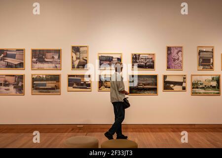 Canberra, Australia. 11 Marzo 2021. Un visitatore visita le mostre durante la mostra "Habitat: Modi di vivere" presso il Canberra Museum and Gallery di Canberra, Australia, il 11 marzo 2021. Una nuova mostra al Canberra Museum and Gallery nella capitale australiana mira ad esplorare vari modi di vivere con foto, sculture, disegni e video, il cui tema va dalla guerra, il fuoco di fuoco all'urbanizzazione. La mostra intitolata 'Habitat: Modi di vivere' si svolge dal 6 marzo al 26 giugno con opere di 18 artisti australiani. Credit: Chu Chen/Xinhua/Alamy Live News Foto Stock