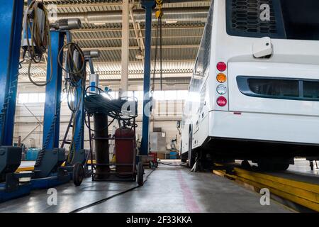 Officina di riparazione autobus al chiuso Foto Stock