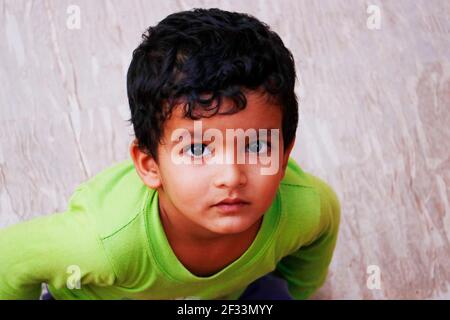 bambino indiano di tre anni in maglietta verde Foto Stock