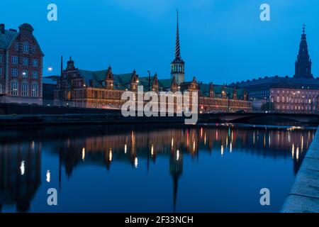 Edificio storico di notte Foto Stock