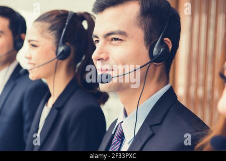 Team sorridente del call center (o telemarketer) Foto Stock