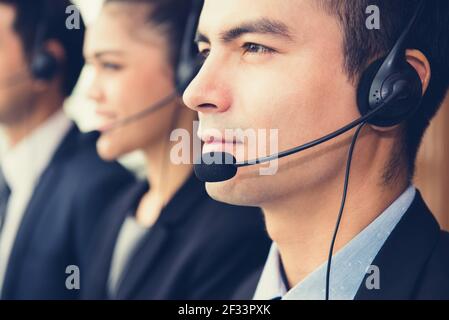 Team di call center (o telemarketer) Foto Stock