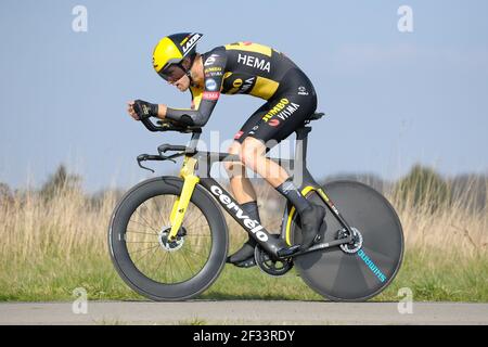 Gien, Francia, 9 marzo 2021. Lennard Hofstede (Team Jumbo Visma), in pieno sforzo durante la prova individuale a tempo nella tappa 3 della gara ciclistica Parigi-Nizza Foto Stock