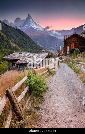 Cervino, Alpi svizzere. Immagine paesaggistica delle Alpi svizzere con il Cervino durante il bellissimo tramonto autunnale. Foto Stock