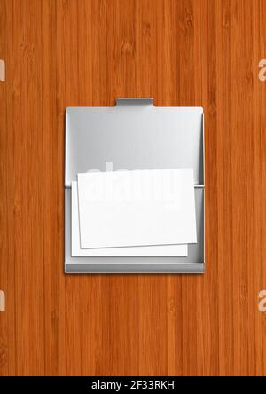 Porta carte di credito metallico chiuso isolato su sfondo di legno scuro Foto Stock
