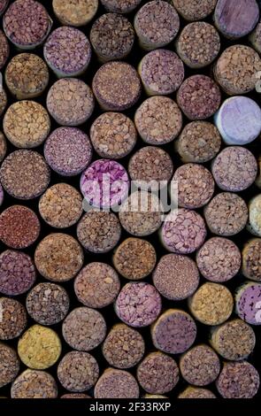 Sfondo di vino. Molti tappi per bottiglie. Corteccia sughero. Tappi per bottiglia di vino. Vista dall'alto. Piatto. Foto Stock