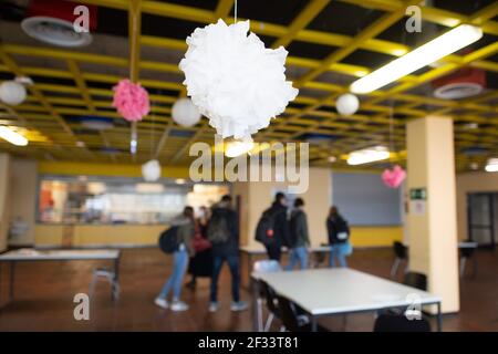 Bergisch Gladbach, Germania. 15 marzo 2021. Gli studenti della Paffrath Municipal Integrated Comprehensive School camminano attraverso il refettorio dopo i loro test rapidi negativi, che hanno preso la mattina prima che le classi cominciassero. Nonostante l'aumento delle infezioni, tutti gli alunni della Renania Settentrionale-Vestfalia tornano di nuovo in classe, almeno per un giorno. A Bergisch-Gladbach, la distribuzione di test di spit agli alunni inizia già un giorno prima di altre scuole. Credit: Federico Gambarini/dpa/Alamy Live News Foto Stock