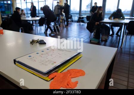 Bergisch Gladbach, Germania. 15 marzo 2021. Gli alunni della Städtische Integrierte Gesamtschule Paffrath eseguono test rapidi Corona nel refettorio prima delle classi. Nonostante l'aumento delle infezioni, tutti gli alunni della Renania Settentrionale-Vestfalia tornano di nuovo in classe, almeno per un giorno. A Bergisch-Gladbach, la distribuzione di test di spit agli alunni inizia già un giorno prima delle altre scuole. Credit: Federico Gambarini/dpa/Alamy Live News Foto Stock