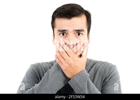 Uomo scioccato con le mani che ricoprono la bocca Foto Stock