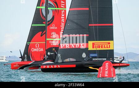 Auckland, Nuova Zelanda. 15 marzo 2021. (210315) -- AUCKLAND, 15 marzo 2021 (Xinhua) -- Luna Rossa Prada Pirelli (fronte) del Team Italia e degli Emirati la Nuova Zelanda salpa durante la 36° finale della Coppa America a Auckland, Nuova Zelanda, 15 marzo 2021. (COR36/Studio Borlenghi/Handout via Xinhua) Credit: Xinhua/Alamy Live News Foto Stock