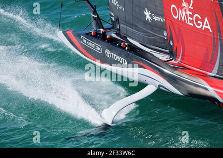 Auckland, Nuova Zelanda. 15 marzo 2021. (210315) -- AUCKLAND, 15 marzo 2021 (Xinhua) -- Emirates Team New Zealand salpa durante la 36° finale della Coppa America a Auckland, Nuova Zelanda, 15 marzo 2021. (COR36/Studio Borlenghi/Handout via Xinhua) Credit: Xinhua/Alamy Live News Foto Stock