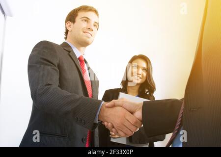 Uomini d'affari che fanno stretta di mano Foto Stock