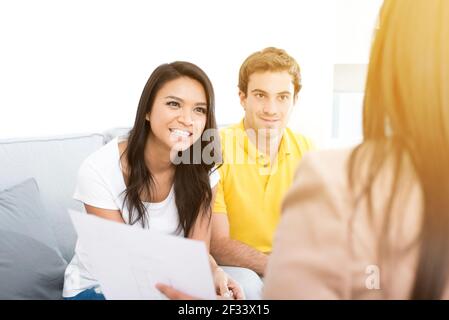 Giovane incontro di coppia interracial con consulente (o consulente, consulente finanziario, agente immobiliare ecc.) Foto Stock
