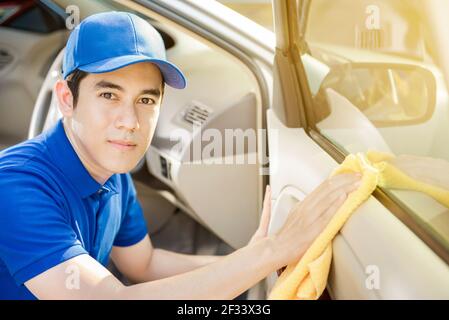 Servizio auto personale di pulizia porta auto - dettagli auto e. concetto di valeting Foto Stock