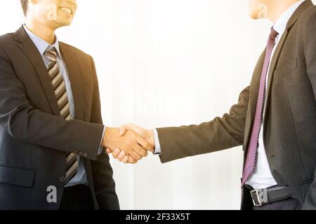 uomini d'affari che fanno stretta di mano Foto Stock