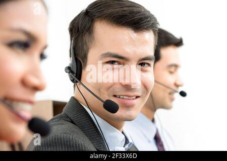 Sorridente personale del call center che lavora in ufficio Foto Stock