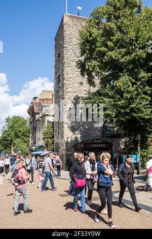 Oxford, Inghilterra - 17 agosto 2019: Acquirenti e turisti in città in una giornata di sole. La città attira molti turisti. Foto Stock