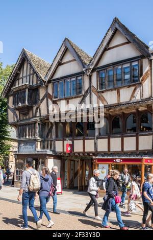 Oxford, Inghilterra - 17 agosto 2019: Acquirenti e turisti in città in una giornata di sole. La città attira molti turisti. Foto Stock