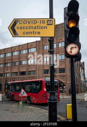 Un cartello stradale dall'AA che indica la strada per un centro di vaccinazione Covid-19. Foto Stock