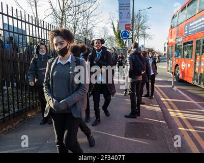 Alunni di una scuola secondaria che vanno a casa dopo la scuola. Foto Stock