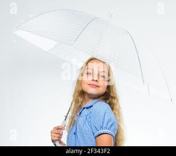 Il miglior concetto di accessori per l'autunno. Goditi il tempo autunnale. Pioggia caduta tempo piacevole. Ragazza bambino pronto incontrare il tempo di autunno con ombrello trasparente bianco Foto Stock