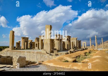 Rovine di Persepoli, l'antica capitale cerimoniale dell'Impero Acaemenide persiano (c.. 550–330 a.C.), situato vicino a Shiraz, Iran Foto Stock