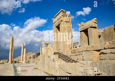 Le rovine del palazzo di Tachara a Persepolis, l'antica capitale dell'impero persiano, situato vicino alla città di Shiraz in Iran Foto Stock