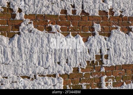 Surgelato neve coperta muro di mattoni fortificazione astratto sfondo invernale Foto Stock