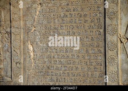 Una tavoletta con iscrizioni cuneiformi alle scale di Apadana a Persepolis, l'antica capitale dell'impero persiano, situata vicino a Shiraz in Iran Foto Stock