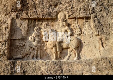 Un rilievo raffigurante il trionfo di Shapur il Grande, il secondo re dei re dell'impero sasaniano, sugli imperatori romani Valeriano e Filippo l'Arabo Foto Stock