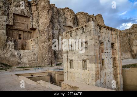 Il cubo di Zoroaster, una misteriosa struttura a Naqsh-e Rostam antica necropoli vicino Persepolis in Iran Foto Stock