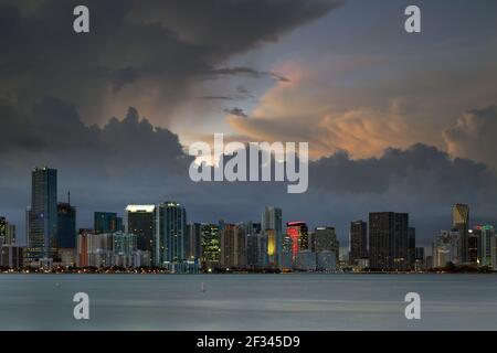 Geografia/viaggio, Stati Uniti, Florida, Miami, skyline di Miami al crepuscolo, vista da Virginia Key, Key Biscayne, diritti aggiuntivi-clearance-informazioni-non-disponibile Foto Stock