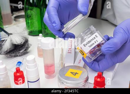 Campione di vetro colorato con sangue in un vaso di prova, immagine concettuale Foto Stock