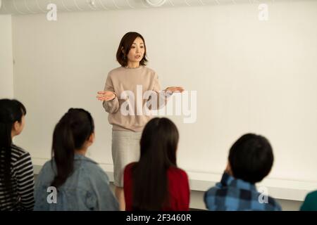 Insegnante femminile che dà una classe Foto Stock